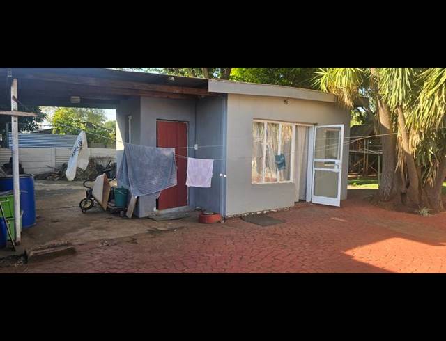 5 BEDROOM HOUSE FOR SALE IN SINOVILLE